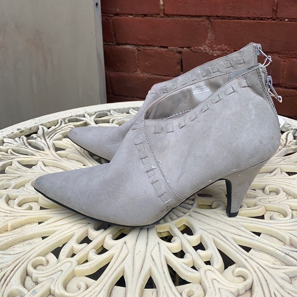 Jaclyn Smith gray faux suede booties sz. 10M NWT